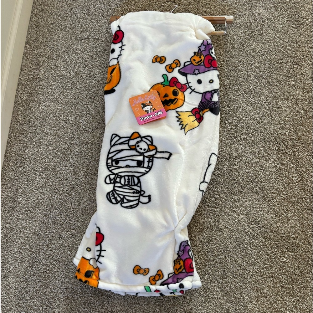 1 Hello Kitty Halloween Throw Blanket